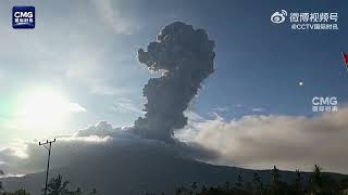 印尼一火山喷发火山灰柱高达五千米An Indonesian volcano erupted spewing ash 5000 meters high [upl. by Drona]