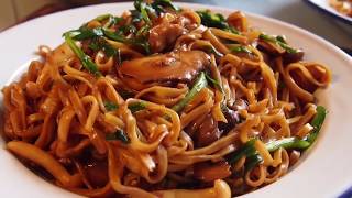 Super Easy Restaurant Style Chinese Braised Noodles • Chicken Lo Mein 伊府面 EeFu Yee Fu Mee Recipe [upl. by Ruckman]